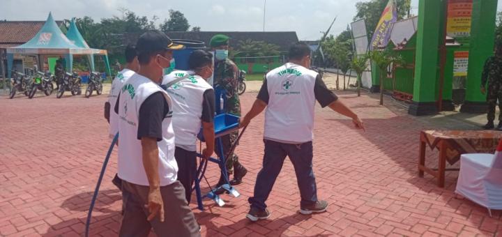 Anggota Satgas TMMD Bojonegoro Bersama Tim Kes Pindahkan Tempat Cuci Tangan